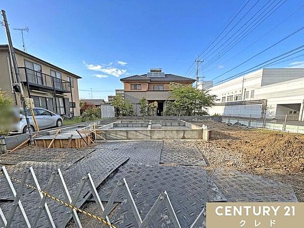 ベタ基礎工事中！建物を面で広く支えて荷重を分散させるので、地震の揺れや不動沈下に強い基礎となっています。