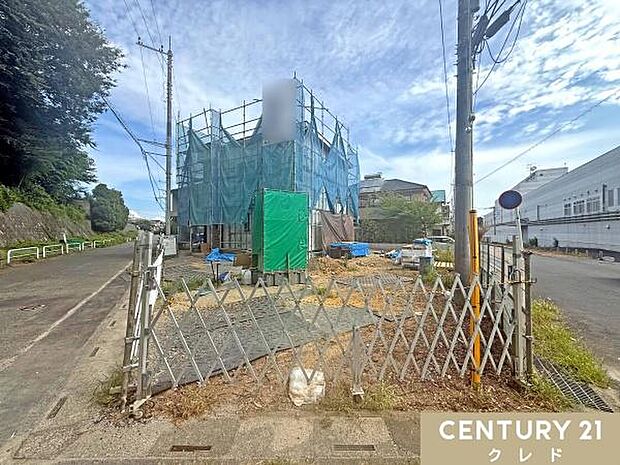 自然の緑と四季の移ろいを身近に感じられる環境です。前面道路は交通量が少なく、小さなお子様がいるご家庭にも安心の閑静な立地。