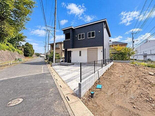 南西公道6ｍに接した日当たり良好な立地。前面道路は交通量が少なく、小さなお子さまがいるご家庭にも安心の住環境。
