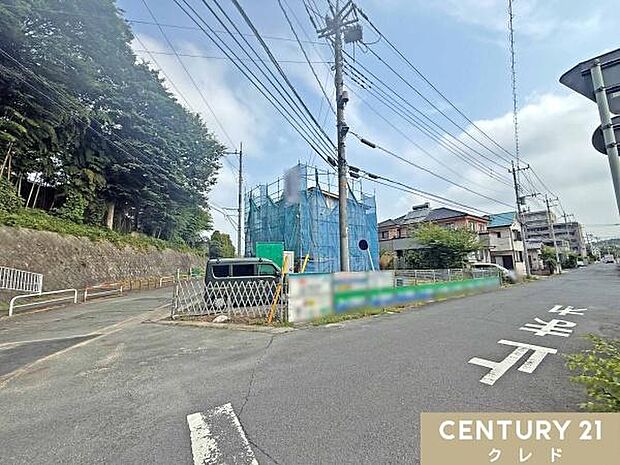 南西公道6ｍに接した日当たり良好な立地。前面道路は交通量が少なく、小さなお子さまがいるご家庭にも安心の住環境。