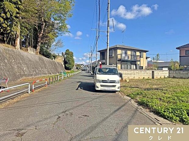南西公道6ｍに接した日当たり良好な立地。前面道路は交通量が少なく、小さなお子さまがいるご家庭にも安心の住環境。