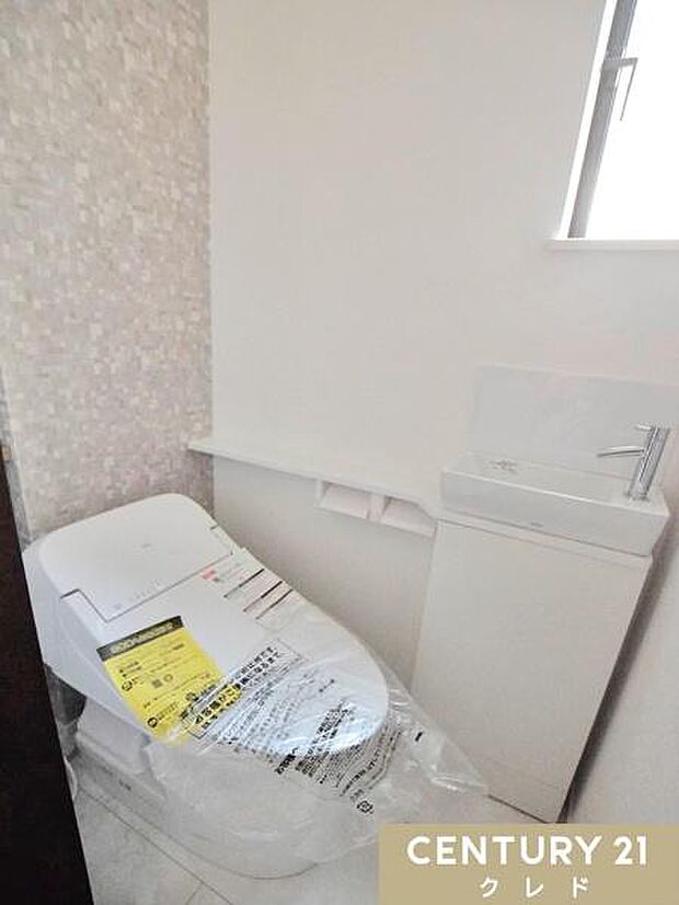 明るく爽やかな印象のトイレです。温水洗浄便座付きで毎日快適。便利な独立型の手洗い器付きで、来客時もスマートにお使いいただけます。