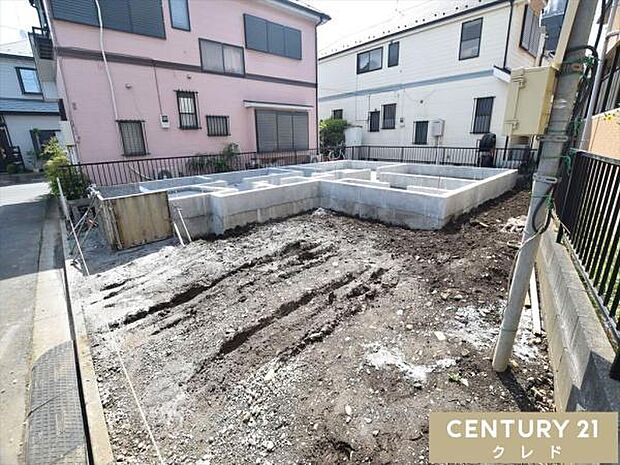 現在基礎の状態です。地盤調査を行った後に、家の面積と同じ大きさの基礎を作ることでしっかりと家を支えます。