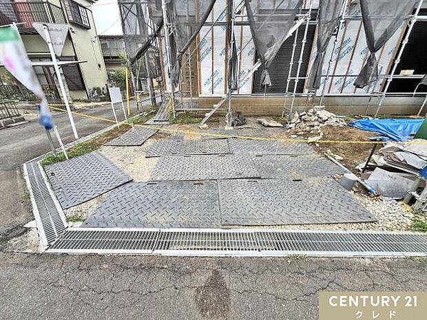 カースペースには2台の車が駐車可能。角地に位置するため、移動や駐車もスムーズに行えます。