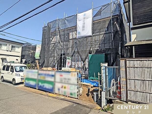 お住まいの駐車場には並列で2台を停めることができます。出入りも快適で効率的にスペースを使えます。