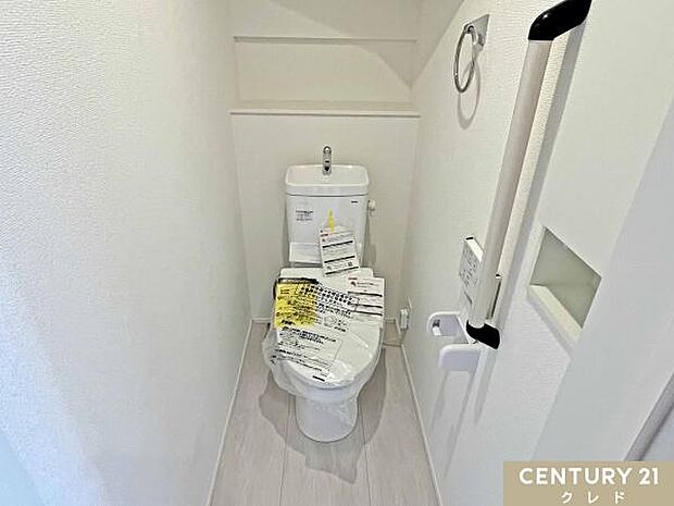 明るく爽やかな印象のトイレです。温水洗浄便座付きで毎日快適。お手入れもしやすく、清潔な状態を保ちやすいのも魅力です。