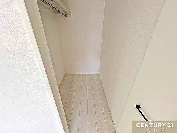 2階の2部屋にウォークインクローゼットを完備。シーズン物のアウターやバッグなどもたっぷり収納できる大容量で、お部屋をすっきり保てます。洋服好きの方にも嬉しい収納です。