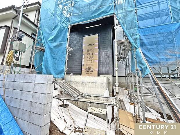 玄関にはドアが付いていました。室内では壁紙、床材、設備機器取り付けなど、室内の細かい作業を行っています。