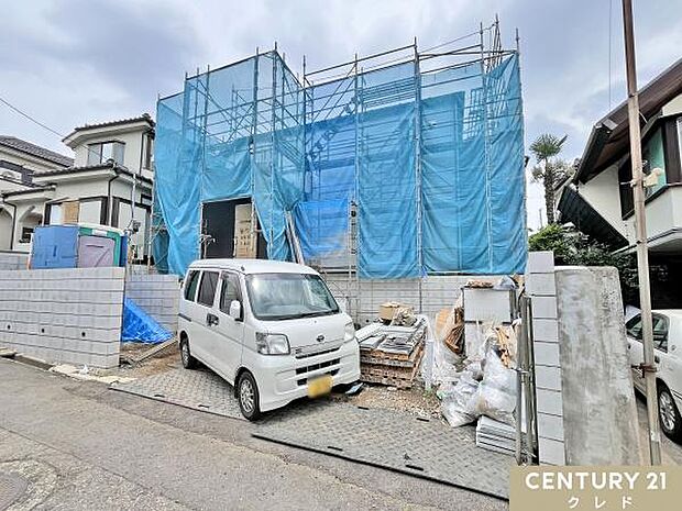 前面道路幅4ｍ、カースペースには2台の車が駐車可能です（車種による）。詳しい設備仕様などもお気軽にお問い合わせください。