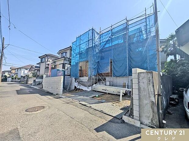 JR川越線「武蔵高萩」駅から徒歩9分。しばらくすると外観が完成し、室内の施工が始まります。