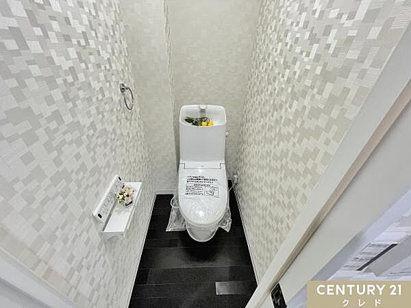 肌への負担に配慮し、快適な生活をサポートする温水洗浄機能付トイレに交換。クロスや床材など細部までこだわった機能性とデザイン性を兼ね備えた空間。