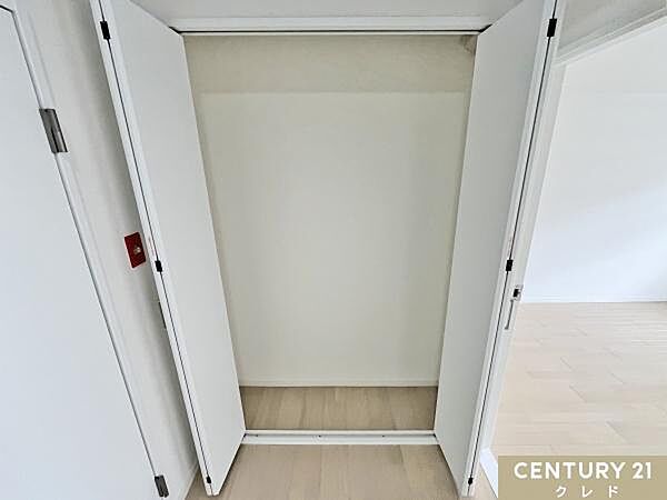 【廊下収納】掃除用具や消耗品ストック、季節家電などを収納するのにピッタリ！生活感をさっと隠せるので、急な来客時も安心です！