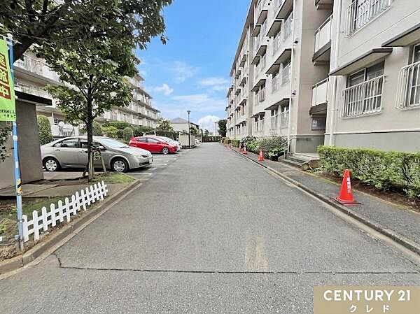 敷地内には駐車場あり。空きの場所や車サイズの制限もありますので、ご希望の場合はお気軽にご確認くださいませ。