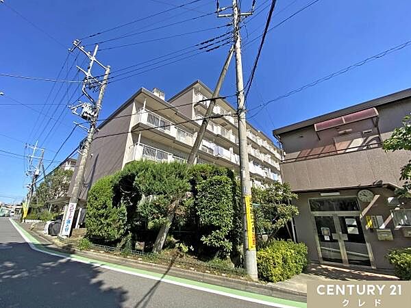 映画館やスーパーなど58の専門店が揃う「ワカバウォーク」まで徒歩11分。商業施設や教育施設が身近に揃う、子育て世代に嬉しい住環境が魅力の物件です。