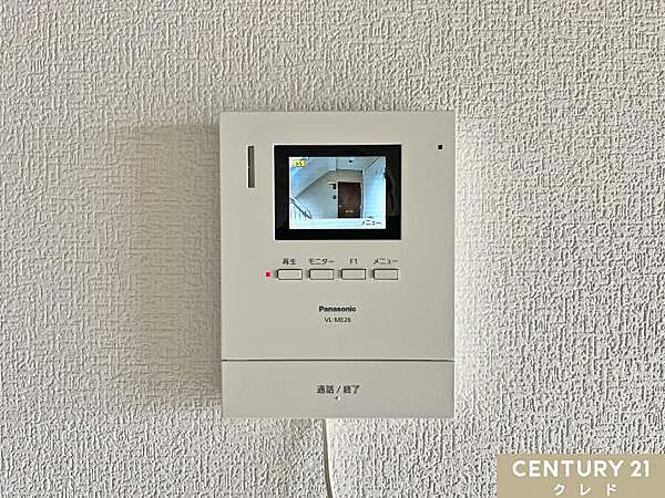 【TVモニター付きインターホン】玄関を開ける前に映像・音声で相手を確認でき、防犯面に配慮。お子様のお留守番や単身の方にも心強い設備です。リビングからワンタッチで応対できます。