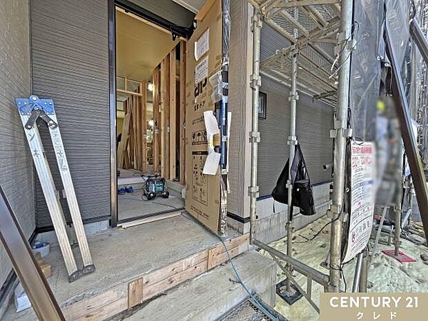 玄関ホールには人感センサー付きダウンライト。荷物で両手がふさがっていても便利です。
