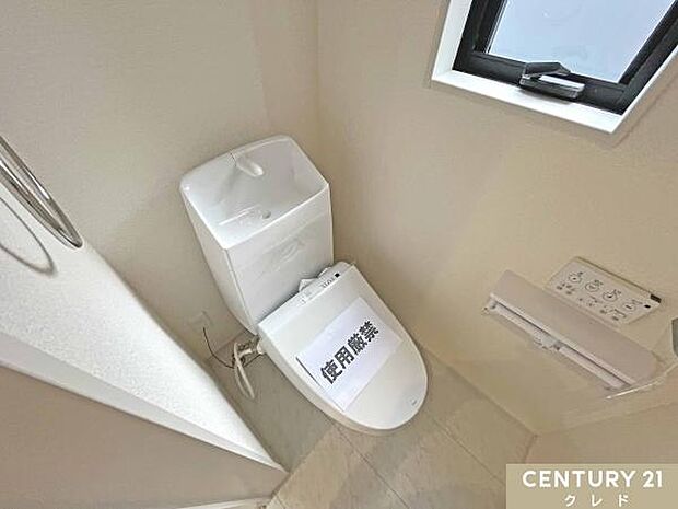使い勝手の良い温水洗浄便座に、手洗い一体型タンクを備えたトイレ。手すり付きで小さなお子さまからご高齢の方まで、家族みんなが安心して使えます。