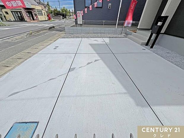北側11mの広々とした公道に面し、車の出し入れもスムーズな好立地。駐車場は並列でゆったり3台分を確保しており、セカンドカーや来客時も安心です。