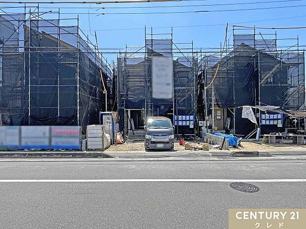約58坪超の敷地を活かした広いカースペースには並列3台の車が駐車可能です。共働きの御夫婦や複数台車を所持するご家族におすすめです。