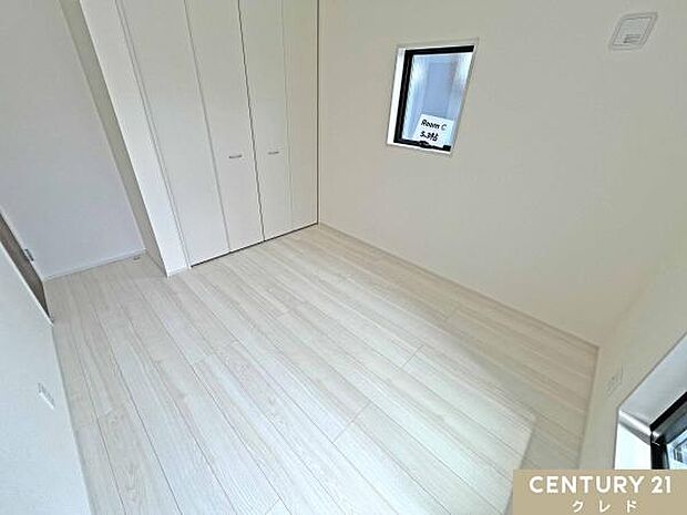 【洋室5.3帖】子供部屋としてもおすすめな洋室。ベッドやデスクなども配置しやすく、快適なプライベート空間をつくれます。