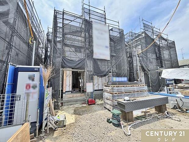 全棟木工事の最中でブルーシートに包まれた状態でした。しばらくすると外観が完成し、室内の施工が始まります。