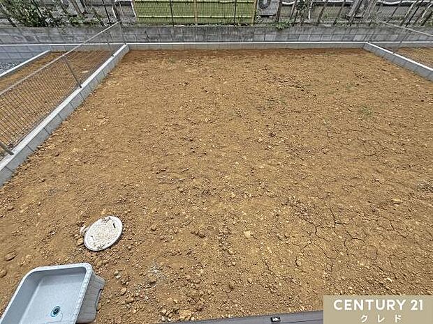 外水栓も備わった南庭ではガーデニングや家庭菜園なども気軽に楽しめます。ウッドデッキを設置したりと自由に楽しめる空間です。