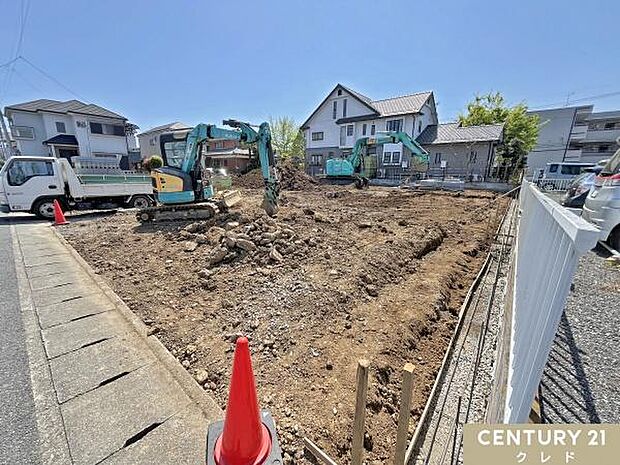 陽当たりの良い住宅街エリアに新たに分譲された全3棟の新邸。ただいま基礎を作るために造成中です。