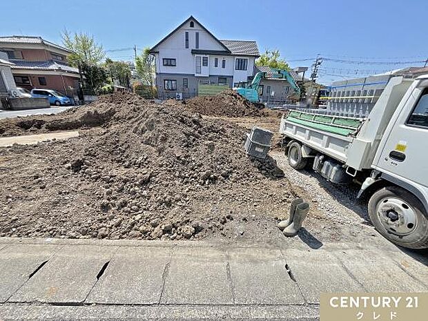 全棟住宅性能評価取得の高性能の新邸。住宅街エリア×南向きの室内は陽当たりもよく、明るい室内を実現します。