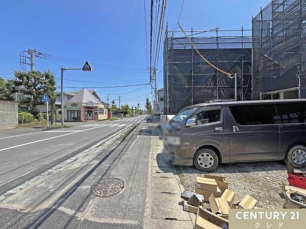 北側11mの広々とした公道に面し、車の出し入れもスムーズな好立地。駐車場は並列でゆったり3台分を確保しており、セカンドカーや来客時も安心です。