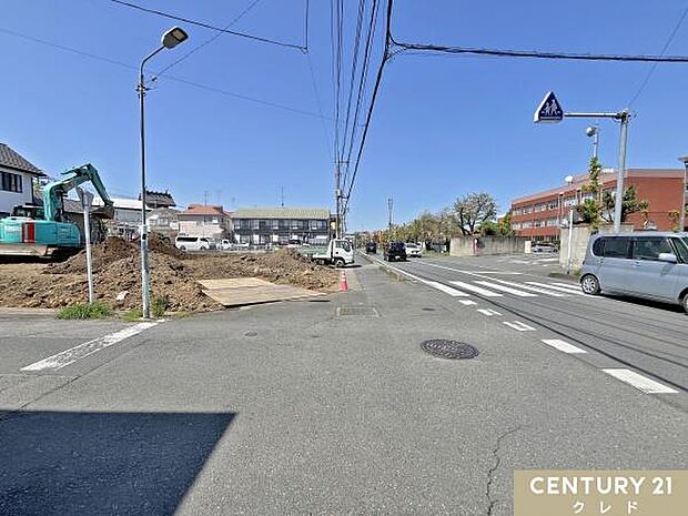 全棟住宅性能評価取得の高性能の新邸。住宅街エリア×南向きの室内は陽当たりもよく、明るい室内を実現します。
