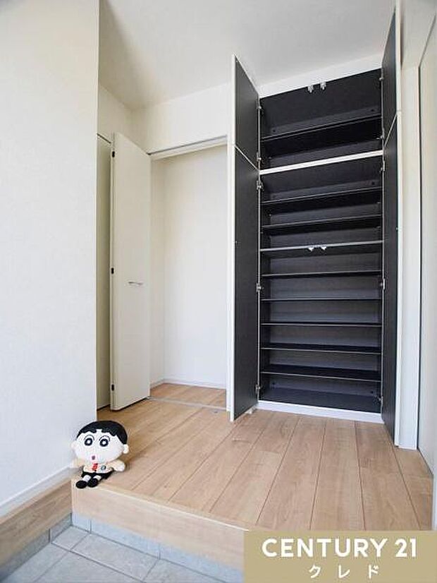 玄関には家族分の靴がしっかり収まる大容量の収納付き。足元のおしゃれを楽しみたい方にも嬉しい広さで、玄関まわりをすっきり保てます。