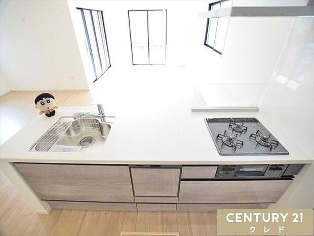 家族とのつながりを大切にした対面式キッチン。リビングで遊ぶお子さまを見守りながら調理ができるので、毎日の家事も安心ですね。