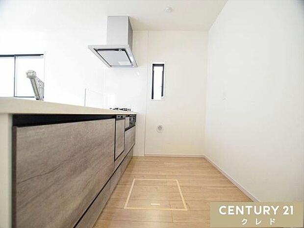 キッチンは大人2人が並んでもゆとりのある広さで、毎日の家事の時間も快適に。お子さまの「やってみたい！」にも、笑顔で応えたくなる空間です。