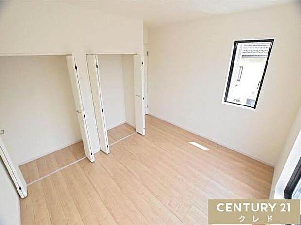 【洋室6.8帖】バルコニーに面した明るく開放感のある主寝室。収納スペースを2か所に設け、衣類や日用品もすっきり整理できます。