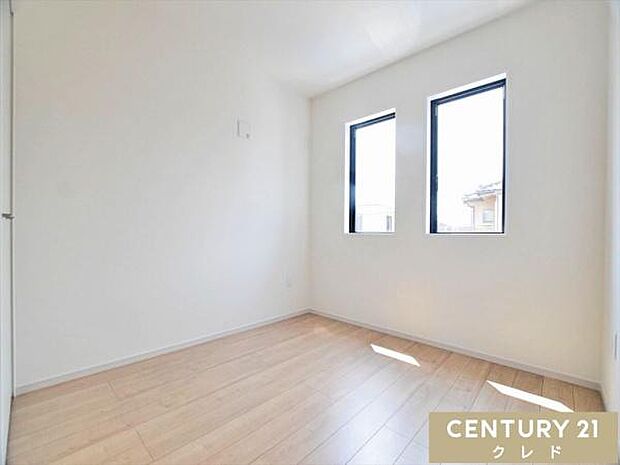 【洋室5.2帖】お子様の勉強部屋にも適した広さの洋室！勉強机や本棚などの家具を置いてもフリースペースも確保することができます。