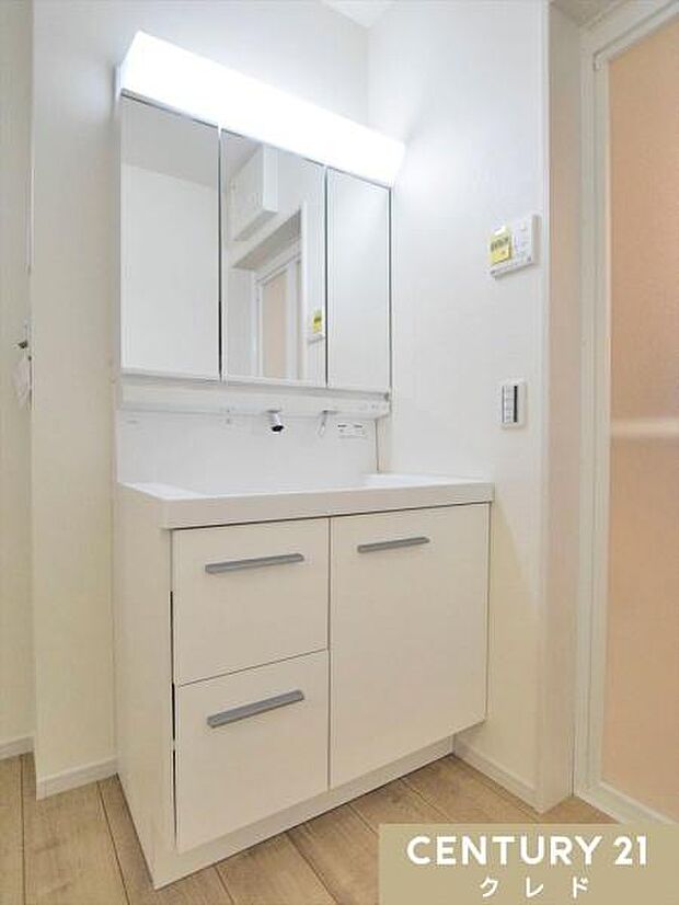 収納たっぷりの三面鏡付き洗面化粧台！鏡裏や足元のスペースまでしっかり収納。細々した日用品もスッキリ片付きます。