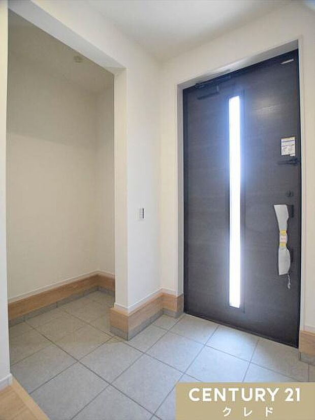 【土間収納】アウトドア・スポーツ用品など、室内には持ち込みづらい土汚れや外で使うものなどをスッキリ収納できます。