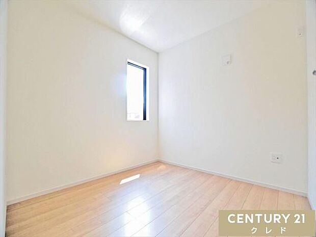 【洋室4.5帖】ホワイト×木目調の使いやすいシンプルな洋室。お好みの家具や雑貨を自由にレイアウトして、自分らしい空間づくりが楽しめます。