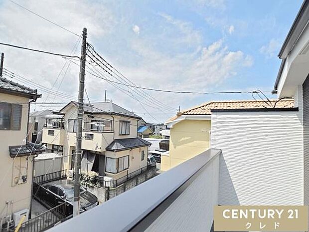 お住まいバルコニーからの眺望です。陽当たりの良い住宅街エリアのバルコニーからは、晴れた日には青々と広がる空を眺めることができます。