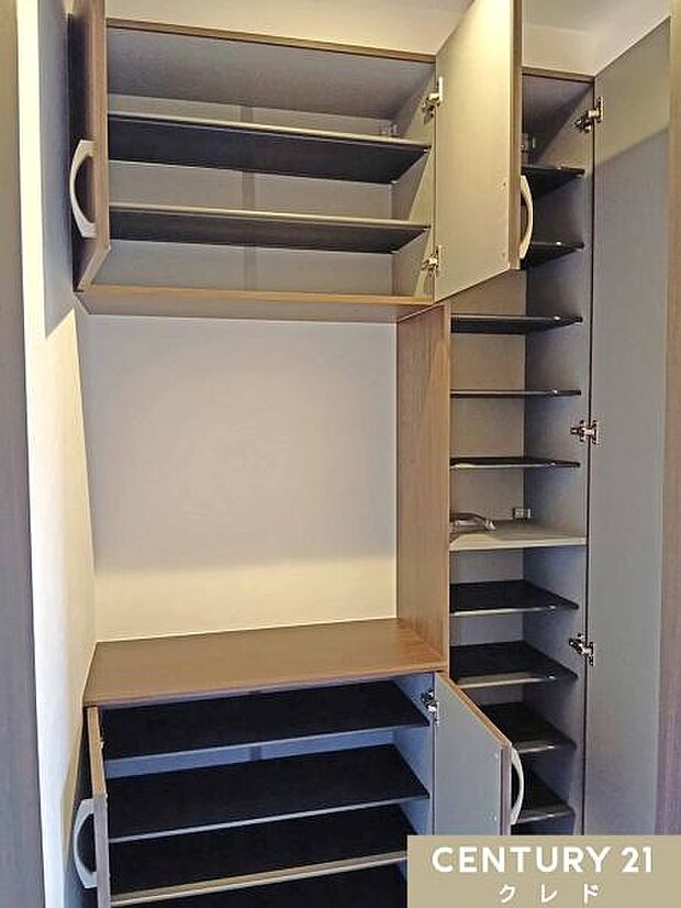 家族全員分の靴をすっきり収納できる大容量のコの字型シューズボックス。カウンターには写真や小物を飾ったりするのも良いですね。