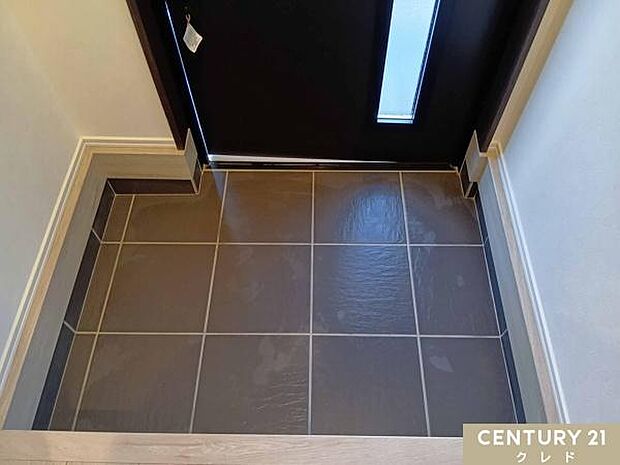 玄関ドアのスリットから自然光が差し込む、明るく開放的な玄関。玄関を入るとすぐにリビングへとつながり、荷物の多い日の帰宅もストレフリー！