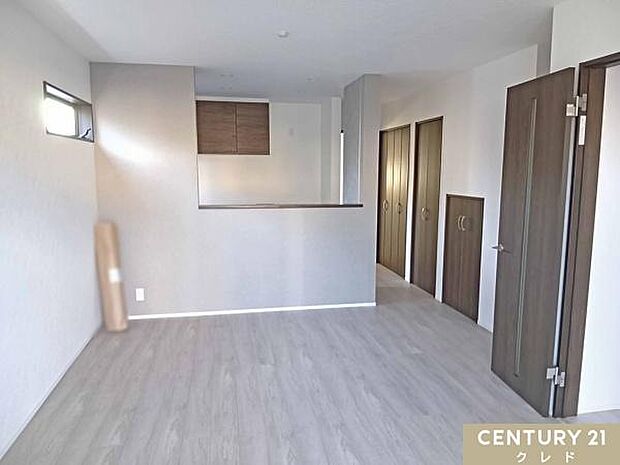 【LDK15.3帖】対面式キッチンやリビング階段など家族とのつながりを育む設計。食料のストック品や日用品もスッキリ片付く収納付き。