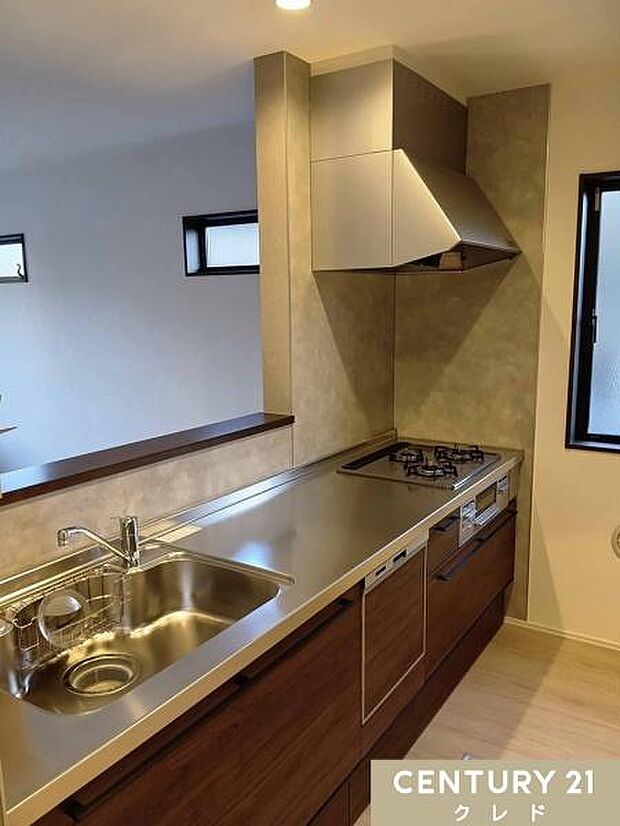 家事時短の食洗機や浄水器を搭載したシステムキッチン。足元には床下収納もあり、食材のストックや普段使わない調理器具の収納に便利です。