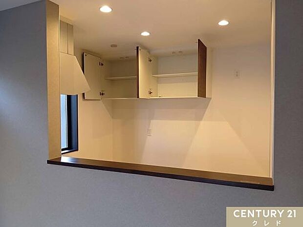 リビングにいる家族と会話しながら料理を楽しめる対面式キッチン。豊富な吊り戸棚があるのでキッチン周りをいつもすっきり保てます。