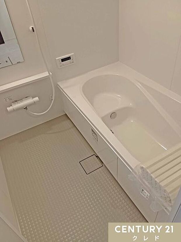 一坪タイプのバスルーム。節水もできるベンチタイプの浴槽があるのでお子様との入浴時も安心。ゆったりと半身浴を楽しむこともできます。