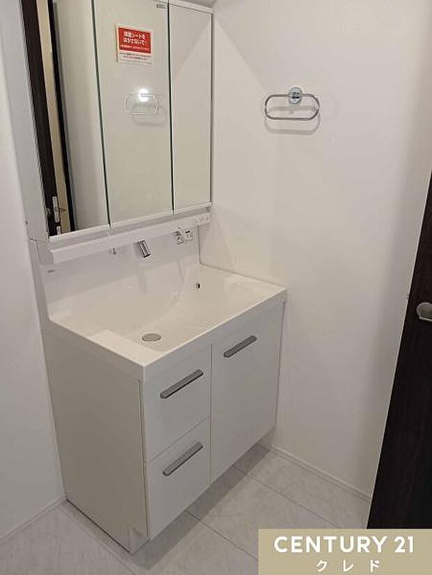 使い勝手の良い三面鏡化粧台。洗面台にはすっきりとしたシンプルな見た目の壁付けタイプの蛇口。汚れがたまりにくく、お掃除の手間も軽減！