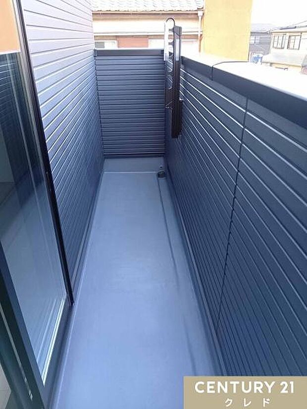 陽当り良好なバルコニー！外からの視線を気にせず洗濯物を干せるので、プライバシーをしっかり守りながら快適にお使いいただけます。