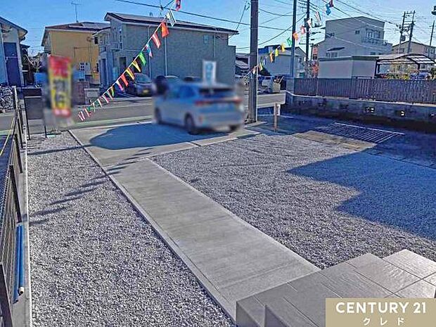 並列2台駐車可能なカースペース。通勤やお子様の送り迎え、毎日のお買い物など、便利な移動手段として活用できます。急な来客時も安心です。