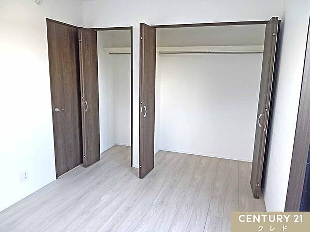 【洋室6帖】南東向きのお部屋は室内に明るさと開放感をもたらします。収納が2つあり、ご夫婦の主寝室として使いやすい空間です。