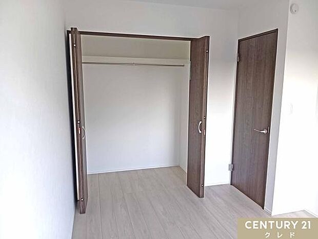 【洋室5.8帖】収納を備え、勉強机もベッドも無理なく配置できる使い勝手の良い空間。子供部屋としてもピッタリな広さです。